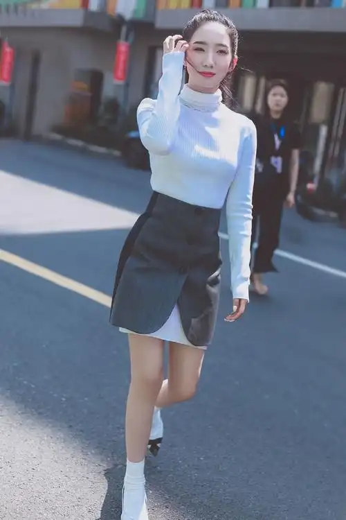 孟美岐接下新代言,穿露脐拼接夹克配流苏裙,秀美腿小腰吸睛十足