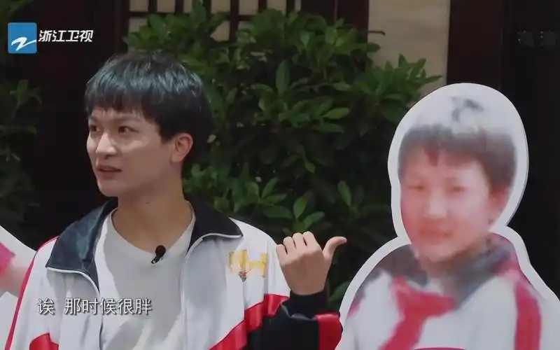 周深穿校服梦回三年级可爱童年照片曝光