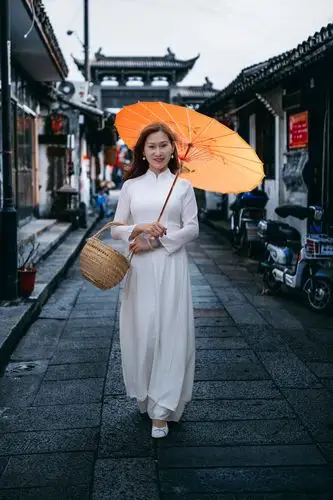 江南的女子,更是有着江南水的魅力,撑着油纸伞,独自彷徨在悠长,悠长又