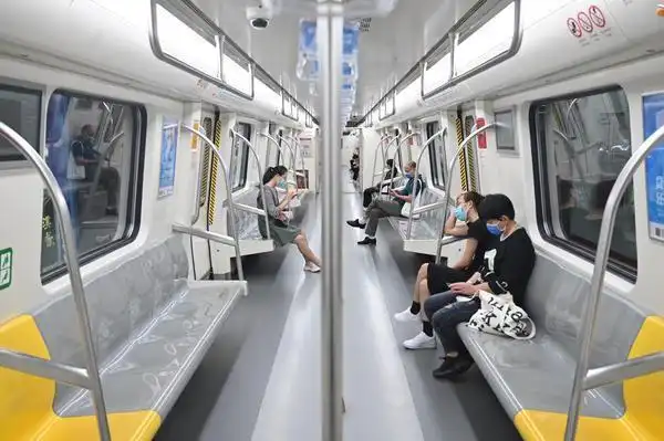 郑州地铁部分线路今日恢复运行!内部什么样?