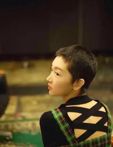 周冬雨易烊千玺同剪寸头时尚感提了几个档次帅气不输易烊千玺