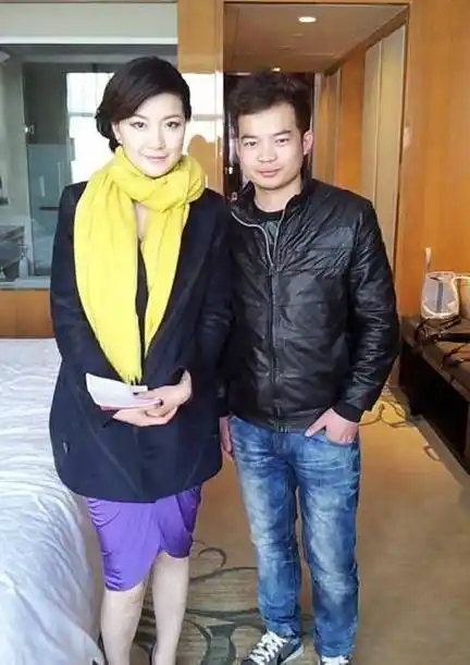 陈蓉4岁还不会说话,却成为了一名主持人,她的双胞胎女儿好可爱_上海