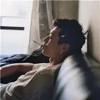 抽烟喝酒说走就走 酷帅抽烟帅哥头