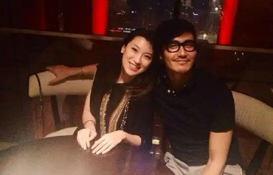 胡兵不受哥哥胡东吸毒影响和友人亲密合影