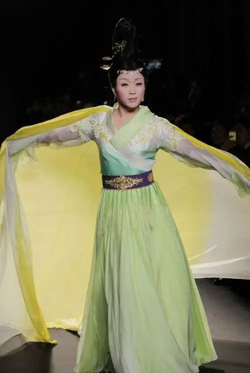 【李玉刚·四美图】20130704巴黎秋冬高定大秀~高清无水印大图_看图