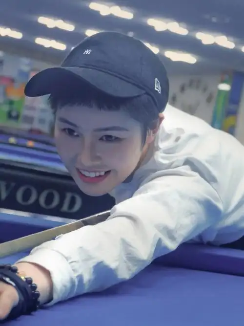 当长发甜妹剪了寸头