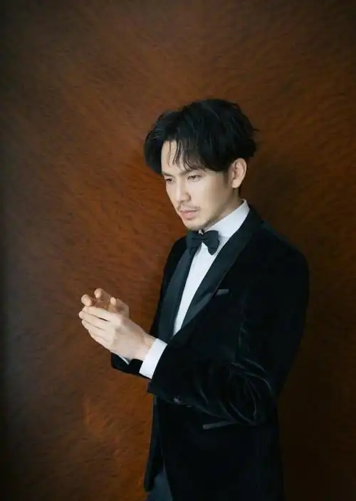 钟汉良亮相上海国际电影节胡子配西装一如既往的有魅力