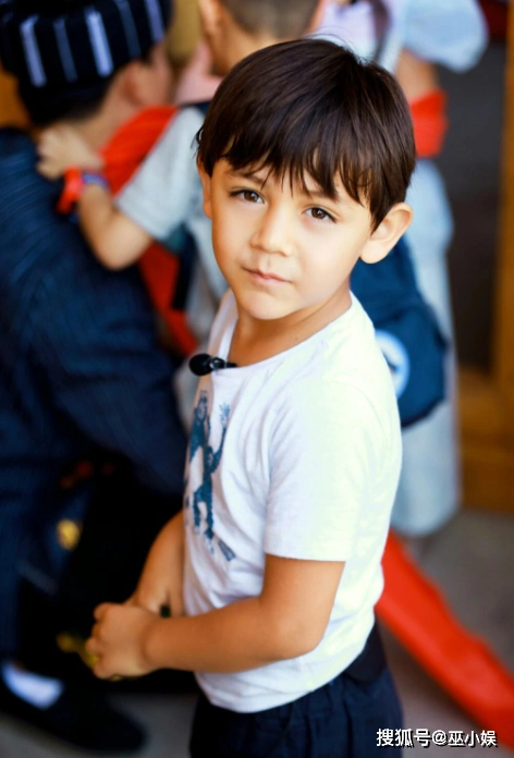 原创刘烨儿子诺一近照曝光11岁身高赶超妈妈模样帅气颜值超爸爸