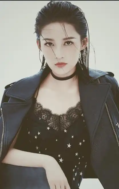 看李沁就知道了,短发长发判若两人_时尚_一个人_白色