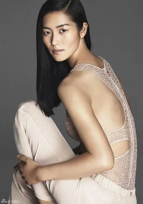 组图:刘雯最新内衣写真大片 吊带袜秀美腿