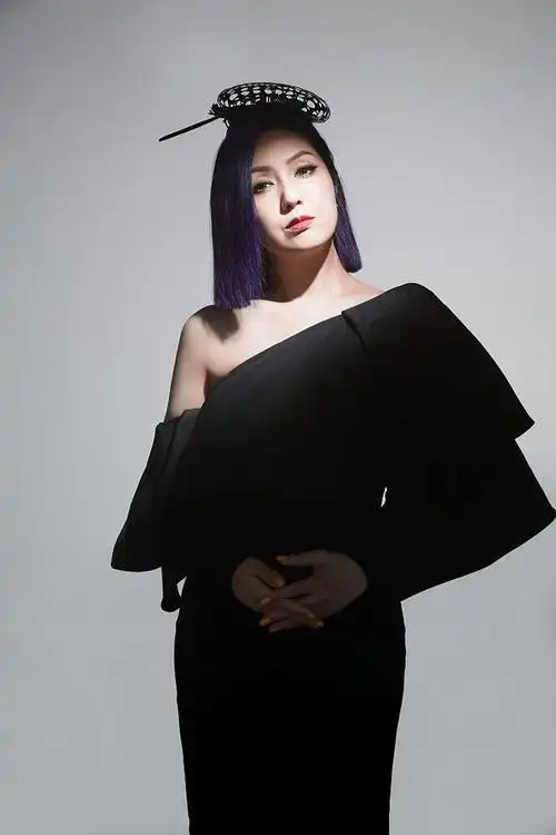 杨千嬅声生不息最新一期造型写真斜肩礼服高贵冷御气场足