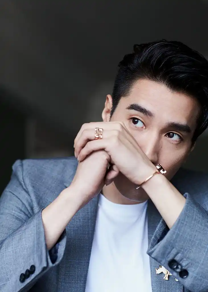 赵又廷蓝色西装演绎绅士品格 半遮脸露出清澈眼眸率真俊朗