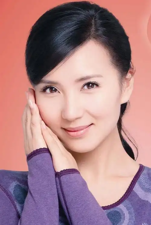 不光是美艳,更在于浑身散发出的风情和迷人魅力,陈好的眼睛仿佛会说话