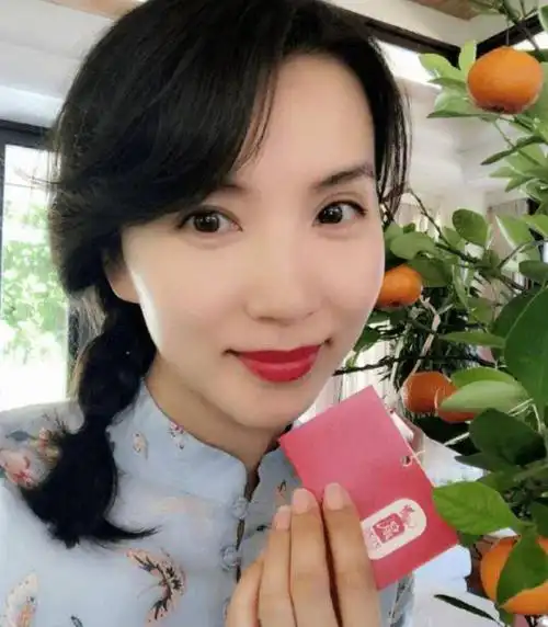 万人迷陈好近况曝光身材纤瘦锁骨清晰可见皮肤白嫩似少女