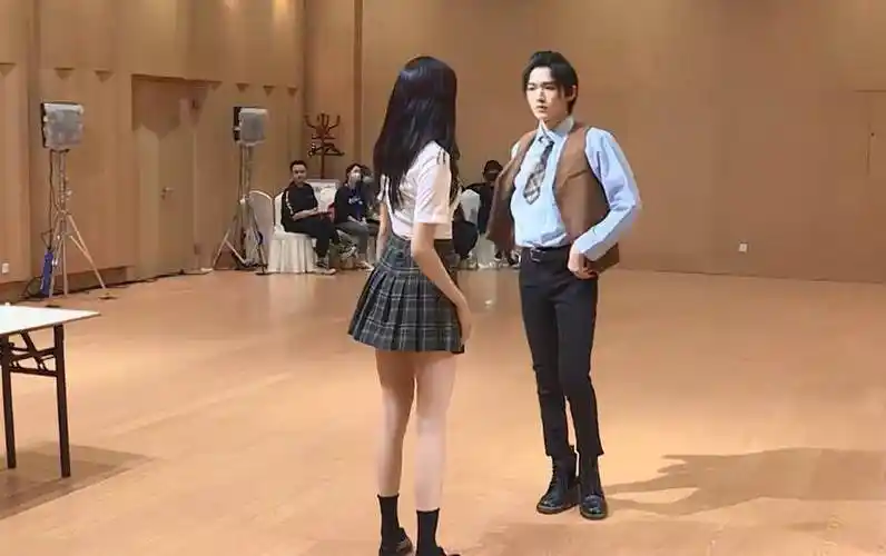 关晓彤宋亚轩跳舞花絮曝光,被强制要求贴近身体,这身材真实吗?