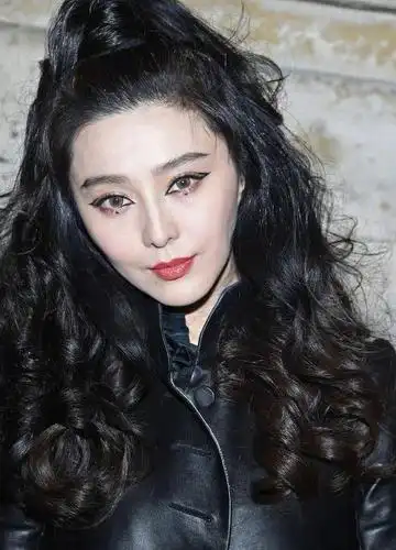 1,范冰冰大波浪卷,妆容是精致的猫女妆容,皮肤雪白,烈焰红唇.