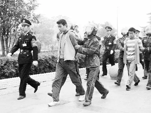 阜阳公开处理袭警案三嫌犯(图)