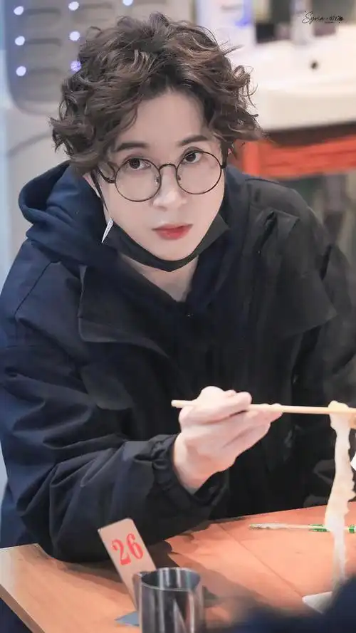 201217薛之谦神奇公司在哪里路透照分享变身卷毛小泰迪圆嘟嘟超可爱