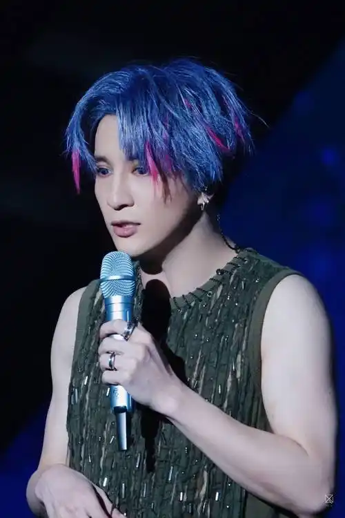 薛之谦屏摄事件持续发酵,电影院人人举起手机拍照,粉丝带头屏摄