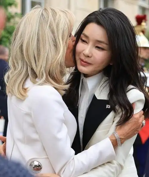 韩国第一夫人:整容换脸,40岁嫁给尹锡悦,结婚11年未生育像少女