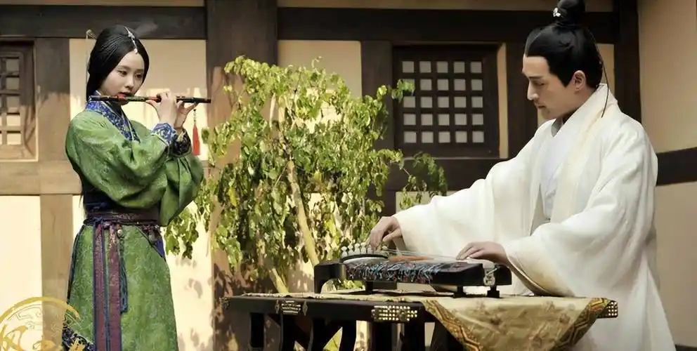 九爷不从温文尔雅,温婉如玉,立如兰玉,笑如明月拥入怀,身体的残疾却让