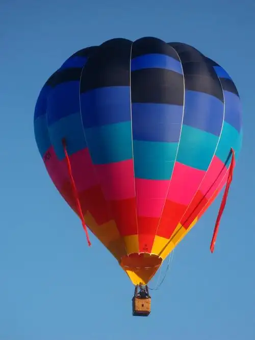 一个空中飘荡的热气球图片 - 第6张
