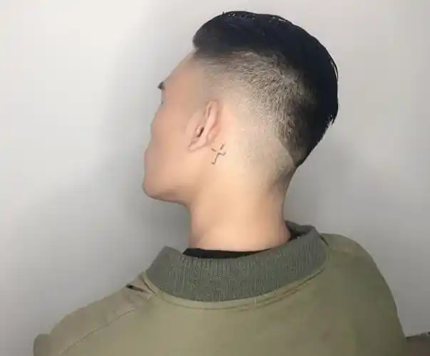 男生留"背头"发型太帅了,今年夏天剪背头,清爽,时尚,不油腻