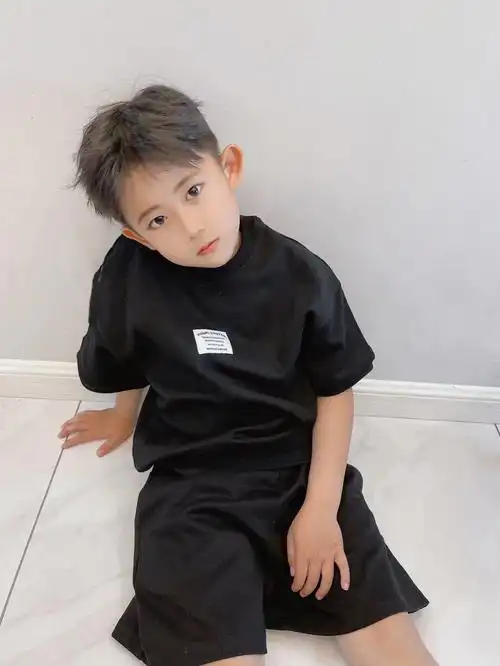 短发男孩男童穿搭还是以前的发型好看