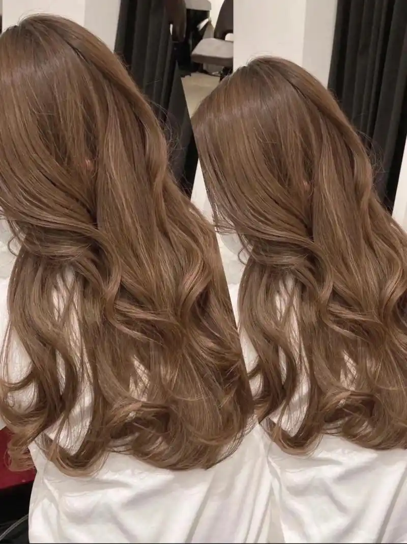 发色名称:亚麻灰棕色～ 亚麻灰棕颜色偏冷色调特别适合黄皮妹子!