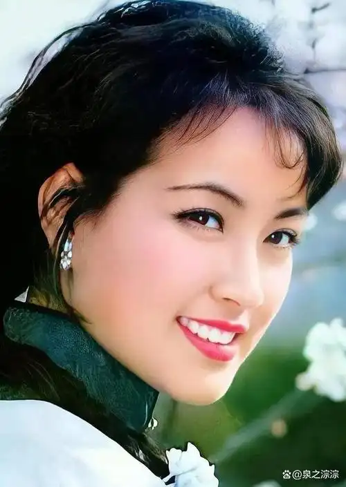 刘晓庆,陈冲,唐国强饰演的电影《小花》为何在80年代那么火?