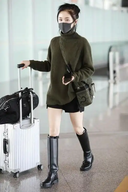 王子文又白又瘦不到一米六也有大长腿穿毛衣配长靴走路像走秀