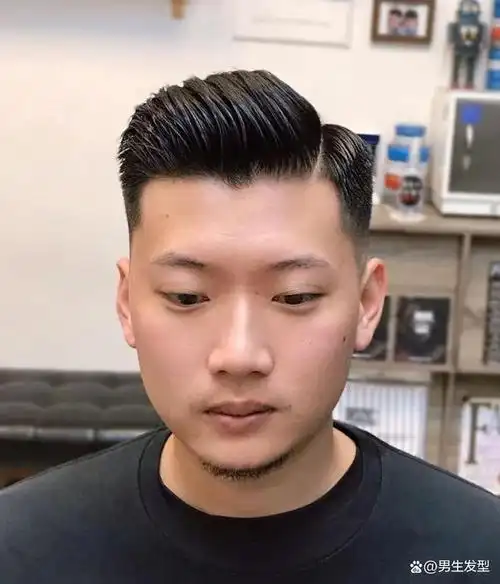 男生的发型,虽然有些是比较百搭的,但是如果能够根据自己的脸型和发质