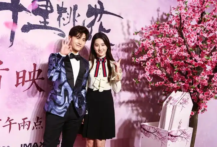 组图:男帅女美!杨洋刘亦菲合跳热辣街舞