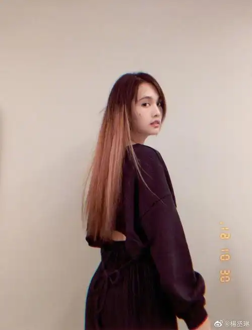 杨丞琳迫不及待分享新发色顺便还炫耀自己发质好