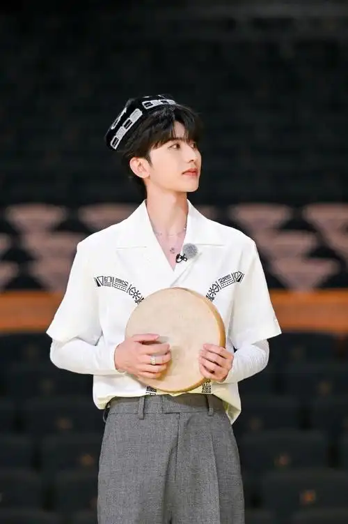 跑男来了95视频sniperaugust_蔡徐坤傻站漂亮姐姐_kunsland·蔡徐坤