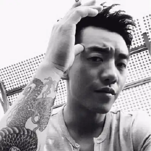 明星秀纹身郑恺的麒麟臂胡歌的狼头都输给了他的残龙