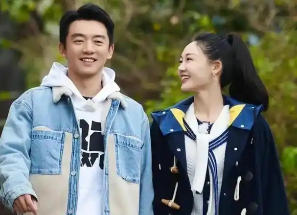 十月二十日,苗苗在自己的微博上晒出了与丈夫郑恺一同去逛街的画面