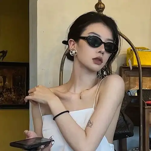 椭圆形小框墨镜女冬高级感网红复古眼镜潮酷科技感配饰窄框太阳镜