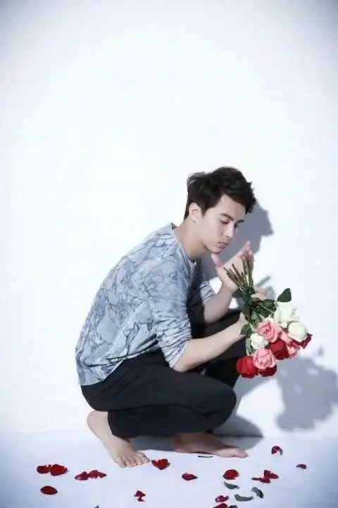 马天宇手捧三色玫瑰光脚上阵,时尚少年正春风,好帅的小哥哥