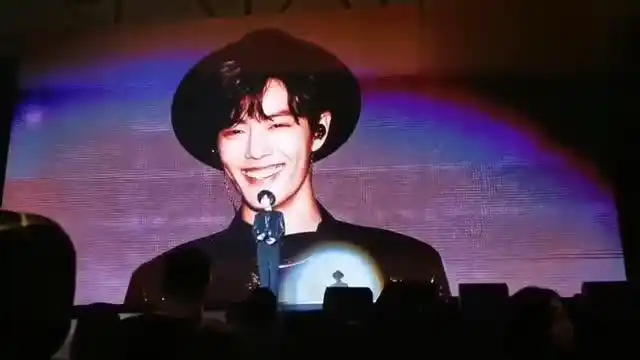 肖战泰国见面会笑这一笑太撩人了