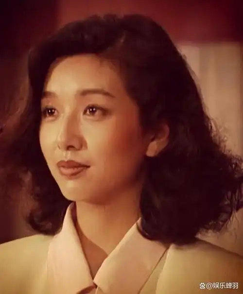 当年的她,凭借电视剧《过把瘾》一夜成名,星途璀璨,成为了娱乐圈中