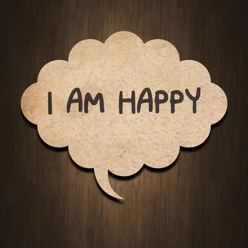 语音泡沫纸,文字我很高兴在木背景上语音泡沫纸上