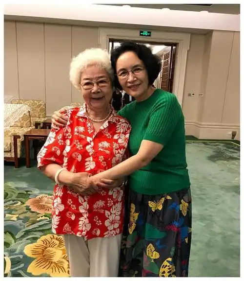 宋晓英近照,如今的宋晓英已经66岁了,她与丈夫的感情依旧如初