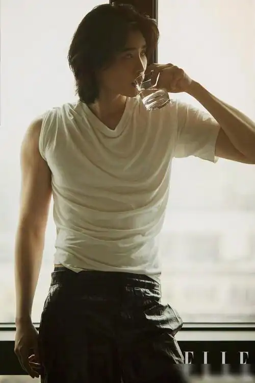 李钟硕《elle》画报,魅力中长发,优越肌肉线条,魅力不减反增