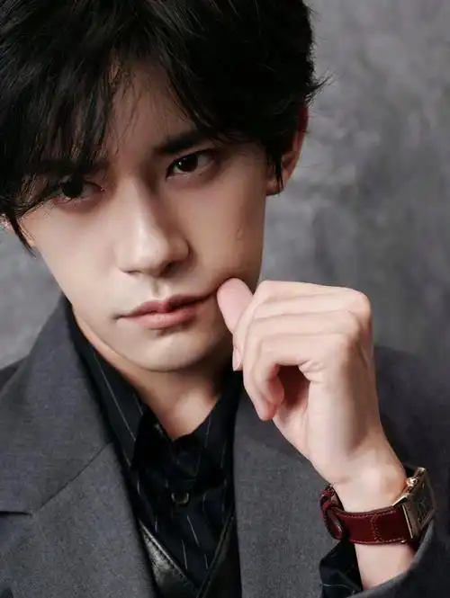 震撼!易烊千玺米兰时装周首秀,引爆全球时尚风暴!