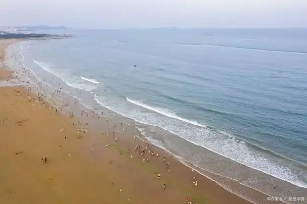 青岛金沙滩是国内沙质最细,面积最大,风景最美的海水浴场之一,有着"