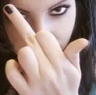 女生鄙视头像霸气坚中指的女生带鄙视手势头像图片