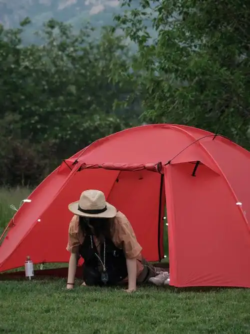 其实一顶红色帐篷也是非常酷的,尝试大胆在野外支一顶明亮的帐篷吧!