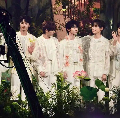 台风少年团超话#愚人节站姐团建#    4/5  我们会见面的  对吧