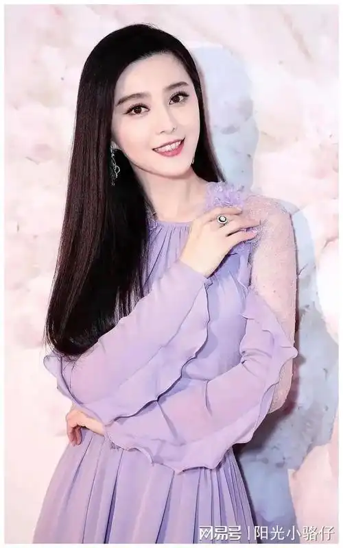 范冰冰与73岁爸爸走红毯,他白衣打扮大抢风头,颜值不输明星!